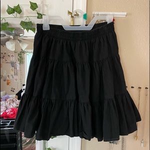 black ruffle skirt  𖡼.𖤣𖥧